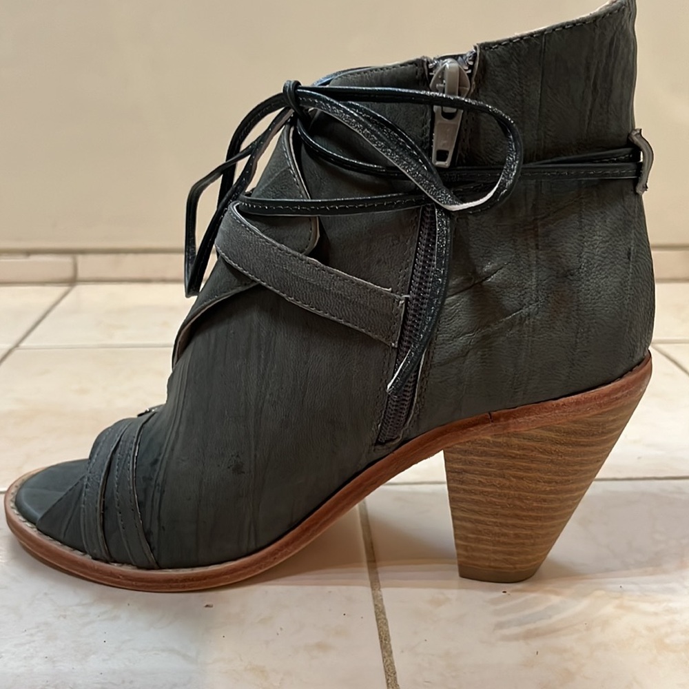 Plomo Handmade Italian Leather Ankle Boot Sandals
Size 37 (Brand New) - Picture 2 of 6